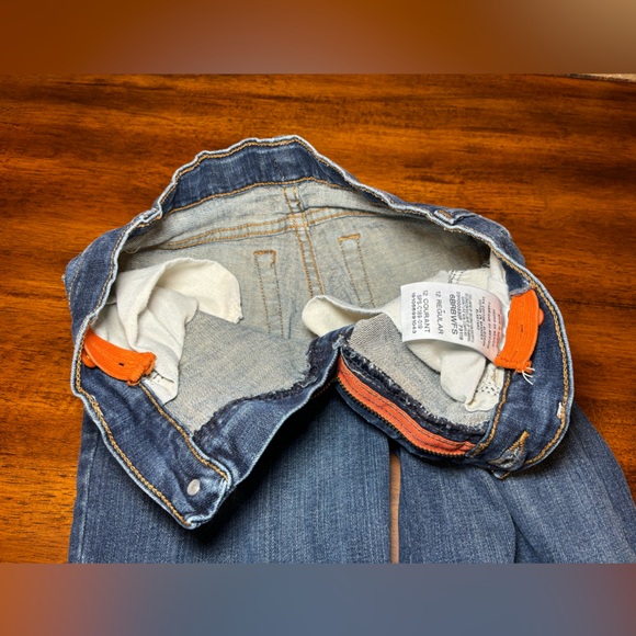 Wrangler Youth Boys 12 regular. Has adjustable elastic waist band. Some fraying - Picture 10 of 10